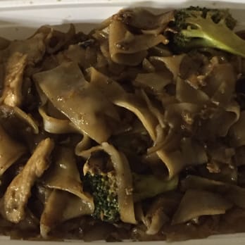 Yum Thai Restaurant - Chicken Pad See Ew - Thai Near Me - Forest Park, Illinois Yum Thai Restaurant - Chicken Pad See Ew - Thai Near Me - Forest Park, Illinois