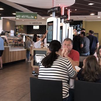 McDonald's - Nach dem Umbau des McDonalds Germering in ein Restaurant der Zukunft mit Bestelldesks und Tischservice sieht das Restaurant verändert aus. - Fast Food Near Me - Germering, BY