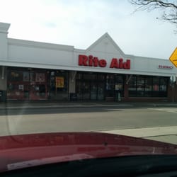 Rite Aid - Nicer view of the entrance. Thanks sun.
