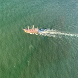 Hang Ten Helicopters - Pirate ship