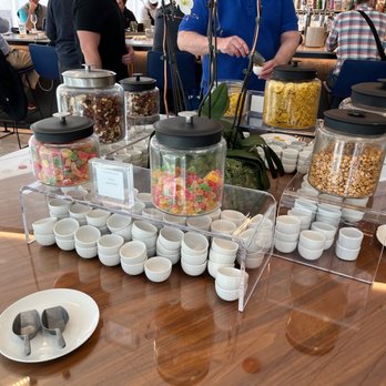 United Club - Concourse C Gate 10 - a variety of food items - Airport Lounges Near Me - Chicago, Illinois United Club - Concourse C Gate 10 - a variety of food items - Airport Lounges Near Me - Chicago, Illinois