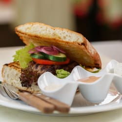 Restauracja Locomotiva - Burger z grilla, ogródek letni.