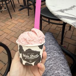 Small strawberry ice cream cup Small strawberry ice cream cup