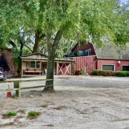 Bennie's Red Barn storefront