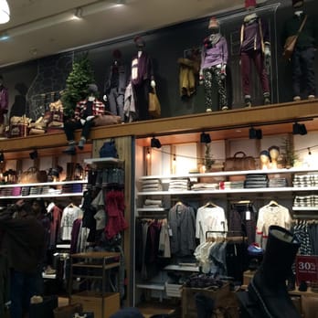 Roots - Eaton Centre - Winter Motif displays - Men's Clothing Near Me - Toronto, Ontario