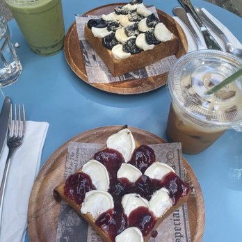 Davelle - Berry and Cream Cheese Toast, Black sesame and cream cheese toast - Japanese Near Me - New York, New York