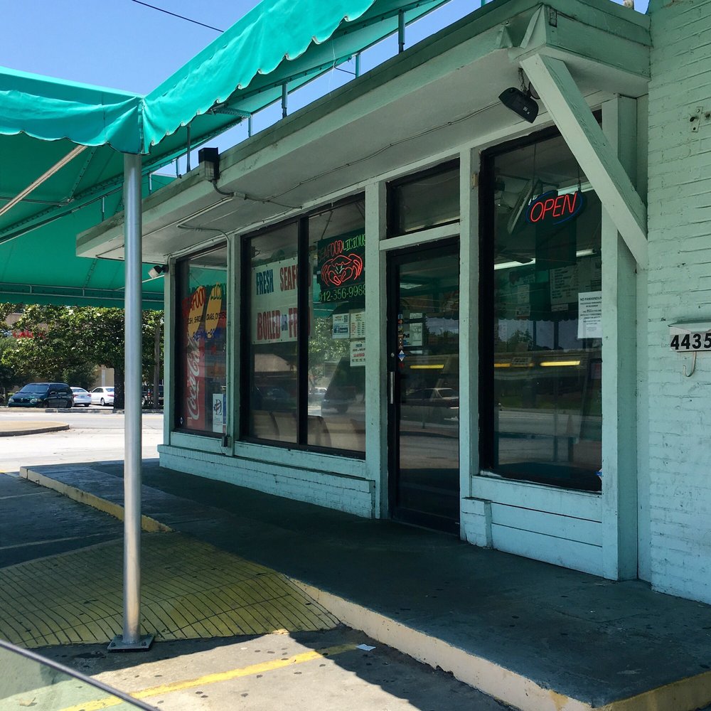 Seafoodlicious - If you are lucky, you can get the one parking space that is covered. Very handy when it is super hot outside - Seafood Markets Near Me - Savannah, Georgia