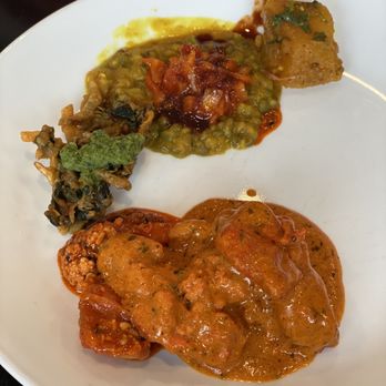 Royal Palace - Butter chicken, Green Daal, veg pakora, spiced onions - Indian Near Me - White Plains, New York