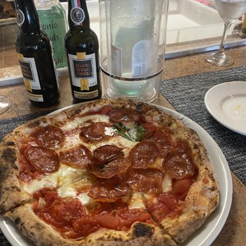 Atmosphere - Now that's a pizza and a couple of cold beers - Italian Near Me - Sarasota, Florida