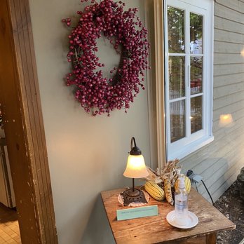 Le Mitoyen - a table with a wreath on it - French Near Me - Laval, Quebec