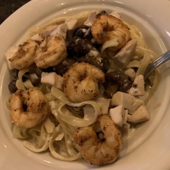 Maggiano's Little Italy - Fettuccine Alfredo with shrimp and chicken - Italian Near Me - Annapolis, Maryland