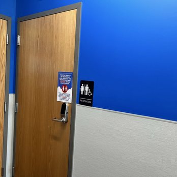Clean Laundry - Bathroom and pleasant help over phone if needed - Laundromat Near Me - Toledo, Ohio