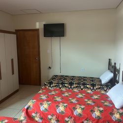 Padaria e Confeitaria Pão de Cada Dia - quarto com 5 camas com TV , guarda-roupa e ventilador