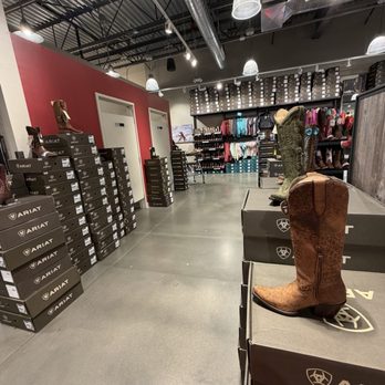 Ariat Outlet - Men's Clothing Near Me - Chandler, Arizona Ariat Outlet - Men's Clothing Near Me - Chandler, Arizona
