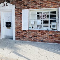 Tu Es Belle - Beautiful Downtown Deland location with lots of parking