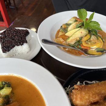 Ladda Thai House - Thai Near Me - Portland, Oregon