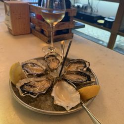 El Puertito - French oysters and txakoli
