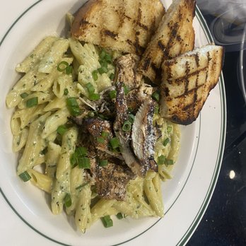 Mombo's Pizza - PENNE A LA VODKA but with CHICKEN ALFREDO - Pizza Near Me - Santa Rosa, California
