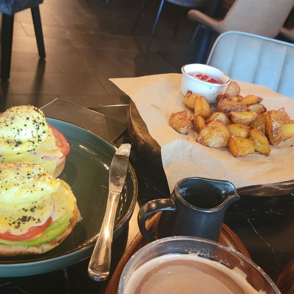 Flourish Cafe - Eggs Benedict & potatoes - Coffee & Tea Near Me - Newtown, Pennsylvania
