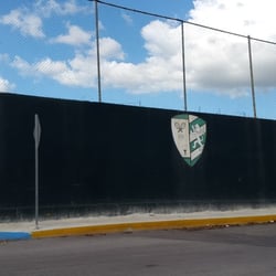 Club Campestre de Mérida - Logo del Club, vista parte trasera de las canchas de tenis.