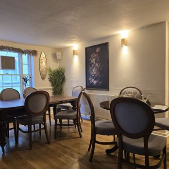 The Weir - Front dining room - Pubs Near Me - Brentford, XGL The Weir - Front dining room - Pubs Near Me - Brentford, XGL