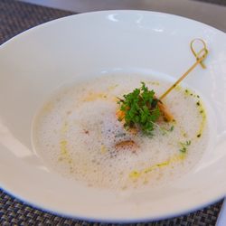 Die Scheuer - "Spargelrahmsuppe mit Koriander und Tandoorilachs"