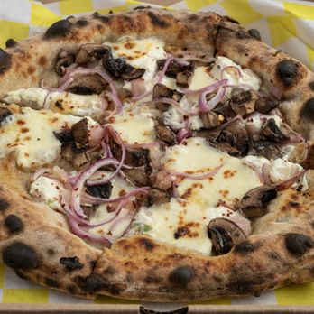 Be Golden Farm - Face Mush - garlic ricotta, mozzarella, roasted mushrooms, fresh & pickled onions, BGF chili flake - Pizza Near Me - Berne, New York