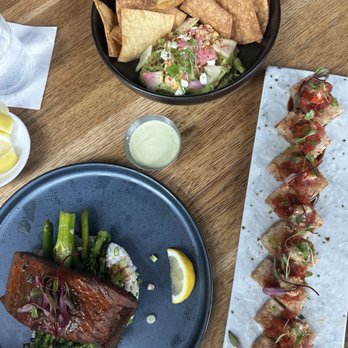 Earls Kitchen + Bar - Cocktail Bars Near Me - Plano, Texas
