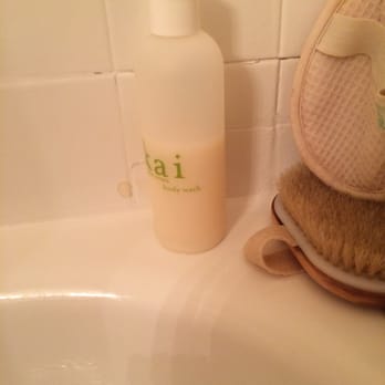 A Home Maid Clean - More soap, & none of the shampoo, etc, has been moved & cleaned under. - Home Cleaning Near Me - Tampa, Florida