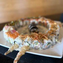 Tsukimi - The most beautiful presentation for 7 rolls on 1 plate. Look at these juicy fresh colorful rolls!