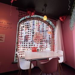 Suenos De Azucar Bakery - Seating inside