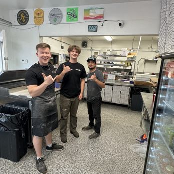 Cascadia Pizza - Da crew! Fabulous Pizza! - Pizza Near Me - Maple Valley, Washington