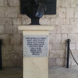 Hospital General Agustín O'Horan - Busto del Dr. Agustín O'Horan