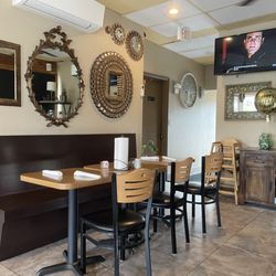 The Mason Jar Pub - Inside restaurant at opening before it filled up!