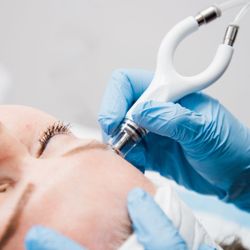 SkinSpirit - Austin - DiamondGlow is a 3-in-1 step facial treatment that will instantly leave you with brighter, clearer and smoother looking skin.