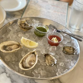 The Dive Oyster Bar - IG @hangrytrail.us ( on the back is misty point, 2 on the left are sunseekers, 2 on the right are kumamoto) - Southern Near Me - Irvine, California