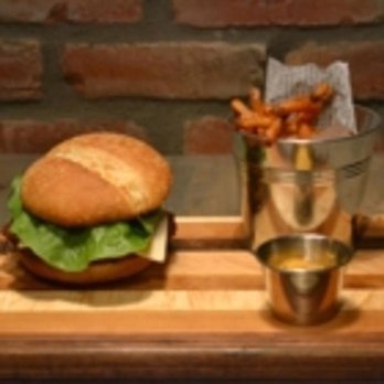 Bistro L'Intercolonial - Photo - Burgers Near Me - Rivière-du-Loup, Quebec Bistro L'Intercolonial - Photo - Burgers Near Me - Rivière-du-Loup, Quebec