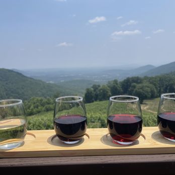 Stone Mountain Vineyards - Wineries Near Me - Dyke, Virginia