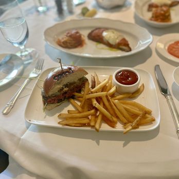 Polo Lounge - Wagu burger - New American Near Me - Beverly Hills, California Polo Lounge - Wagu burger - New American Near Me - Beverly Hills, California