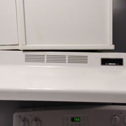 Bluebird Motel - Stove fan is not attached properly.