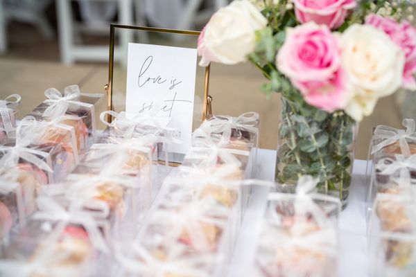 Sweet Box (Macarons, Dragon Beard Candy) by null