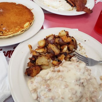 Colonial Cafe - Dirty birdie and hungry henry - American Near Me - Elizabeth City, North Carolina