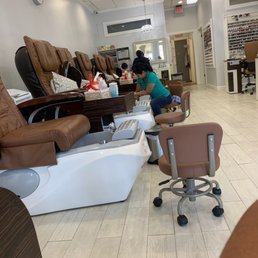 Attractive and clean salon. :-) Attractive and clean salon. :-)