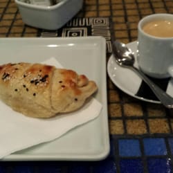 Le Bon Café - Croissant de peito de peru e requeijão e espresso.