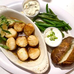 Sea scallops with a baked potato and string beans Sea scallops with a baked potato and string beans