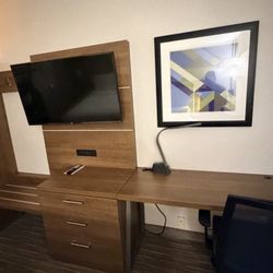 Holiday Inn Express Southington - Desk and TV