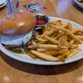 Twin Peaks - Cheese burger - American Near Me - Henderson, Nevada
