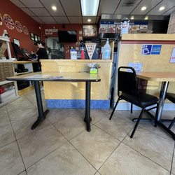 Mike's NY Giant Pizza - Inside
