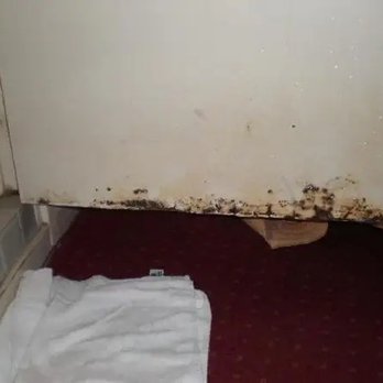 Motel 6 - Door between shower and room - Hotels Near Me - Fontana, California