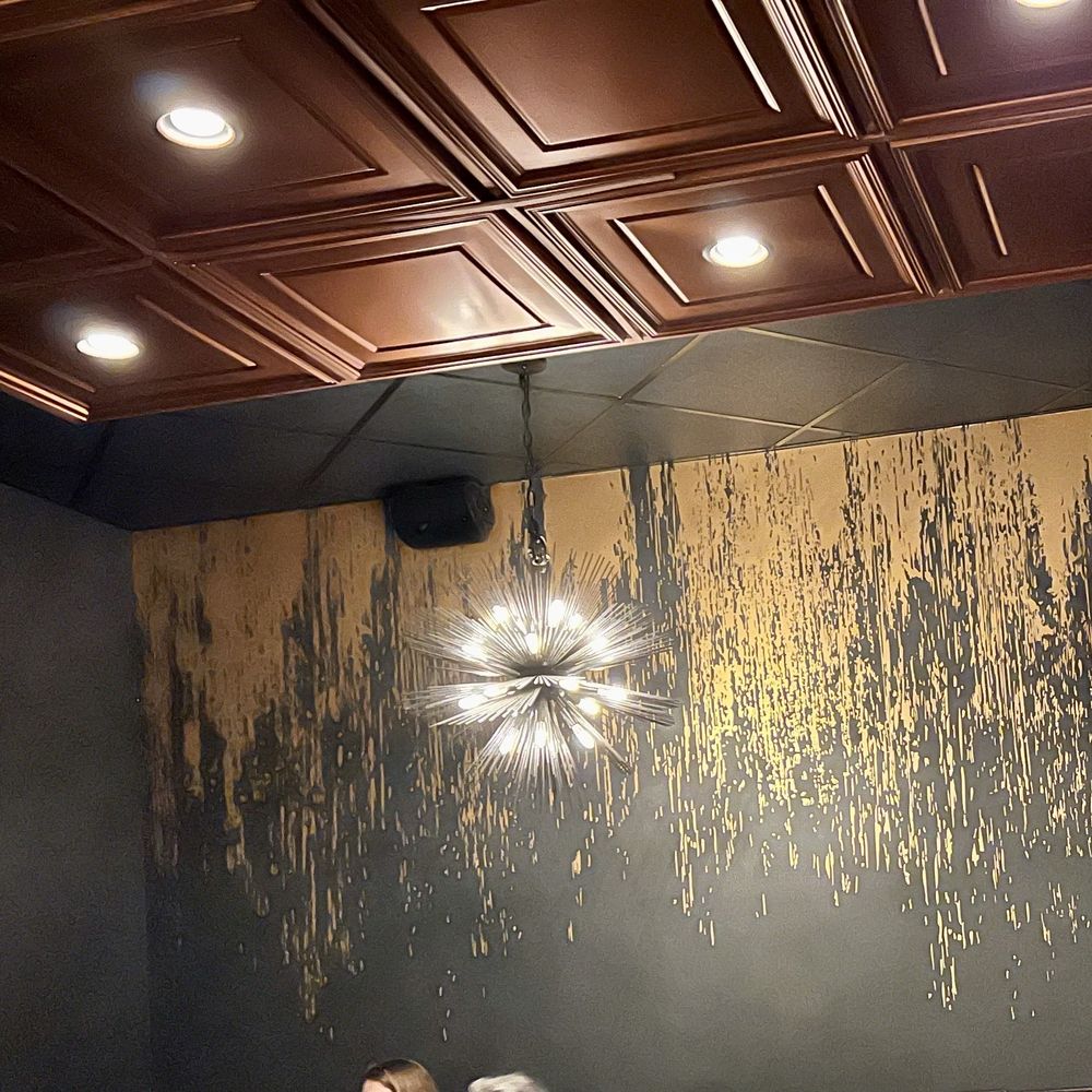 Ambiance- eclectic blend of rustic and contemporary features Ambiance- eclectic blend of rustic and contemporary features